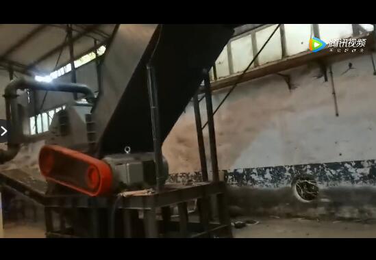 斷橋鋁粉碎機(jī)廠家為客戶免費(fèi)安裝設(shè)備并運(yùn)行測(cè)試