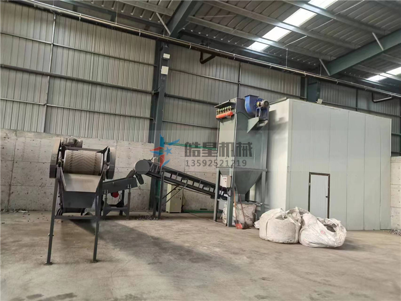 鋁合金破碎機(jī)是一種用于將鋁合金材料破碎成小塊的機(jī)器設(shè)備。它通常由進(jìn)料系統(tǒng)、破碎系統(tǒng)、分類系統(tǒng)和出料系統(tǒng)組成。那么鋁合金破碎機(jī)生產(chǎn)出符合標(biāo)準(zhǔn)的破碎料需要注意以下幾個方面：