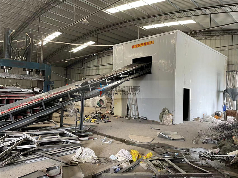 鋁合金破碎機設備的價格取決于其型號、規格、產能和品牌等因素。因此，無法給出具體的價格。一般而言，鋁合金破碎機設備的價格在幾千到數十萬元人民幣不等。