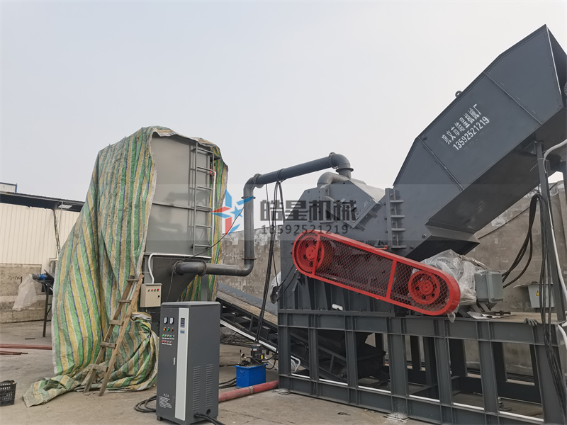 近年來(lái)新能源行業(yè)發(fā)展較快速，像鋰離子電池、光伏材料、氫能材料等新能源材料的回收與加工需求日益增長(zhǎng)。金屬粉碎機(jī)設(shè)備也在新能源材料的精細(xì)化處理和資源回收中發(fā)揮著重要作用。金屬粉碎機(jī)在新能源材料加工中的主要應(yīng)用表現(xiàn)在：
